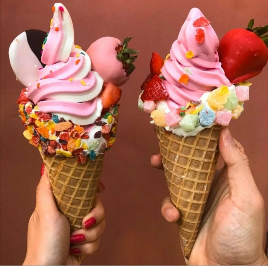 Айс Крим мороженщик. Мороженое рожок. Красивое мороженое. Большой рожок мороженое. Мороженое фото красивое