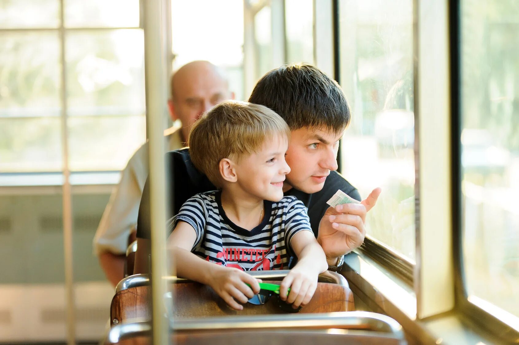 Молодой сын. Мальчик в автобусе. Мальчи КСИИТ В автобусе. Дети с родителями в автобусе. Автобус для малышей.