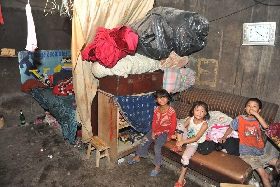 Жила в плохих условиях. Бедные семьи с детьми. Дети из бедных семей. Самая бедная семья.