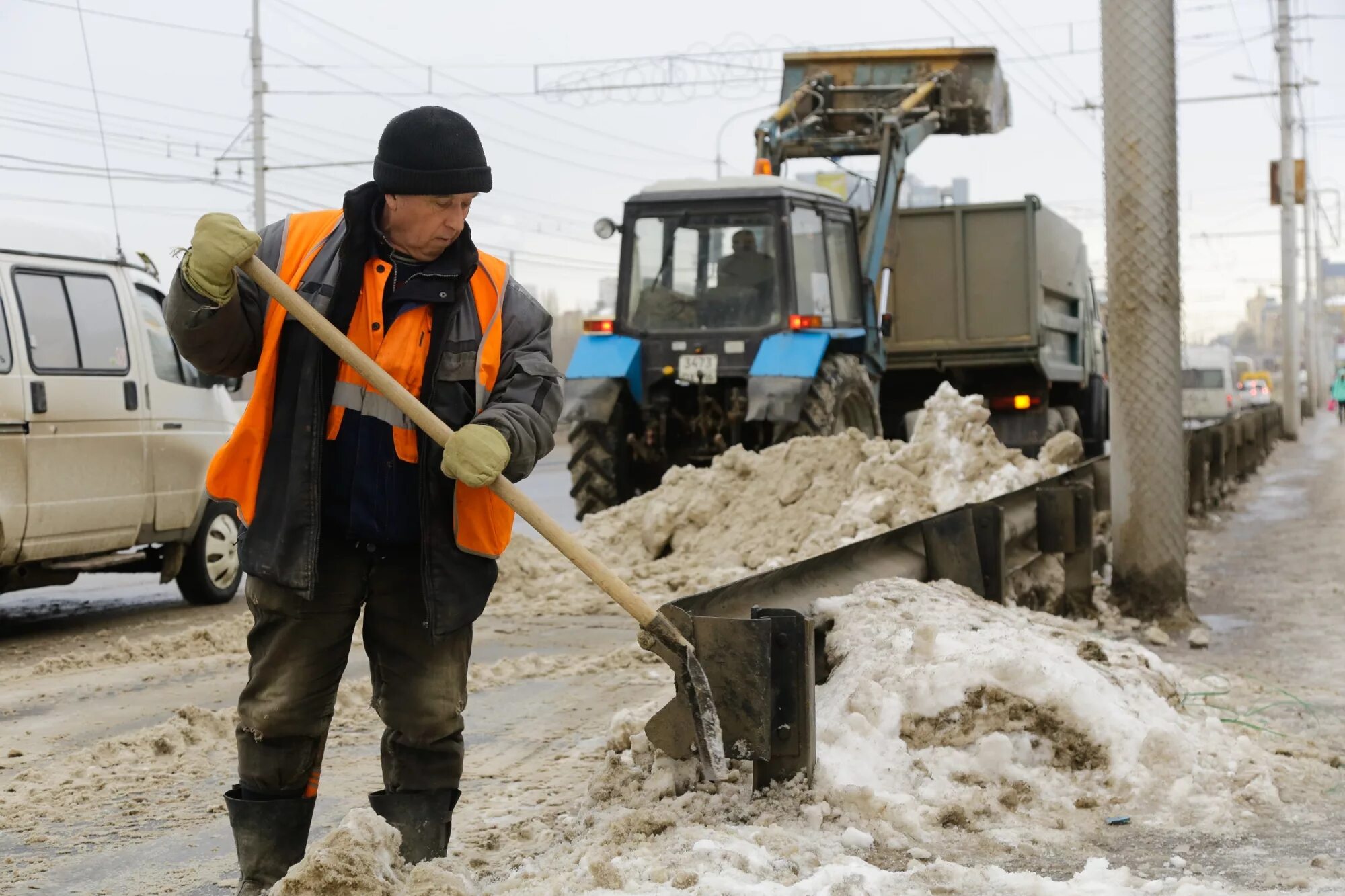 Дорожники чистят снег. Дорожники чистят снег. Уборка снега в подмосковье. Уборка снега покачи. Уборка снега на дорогах.