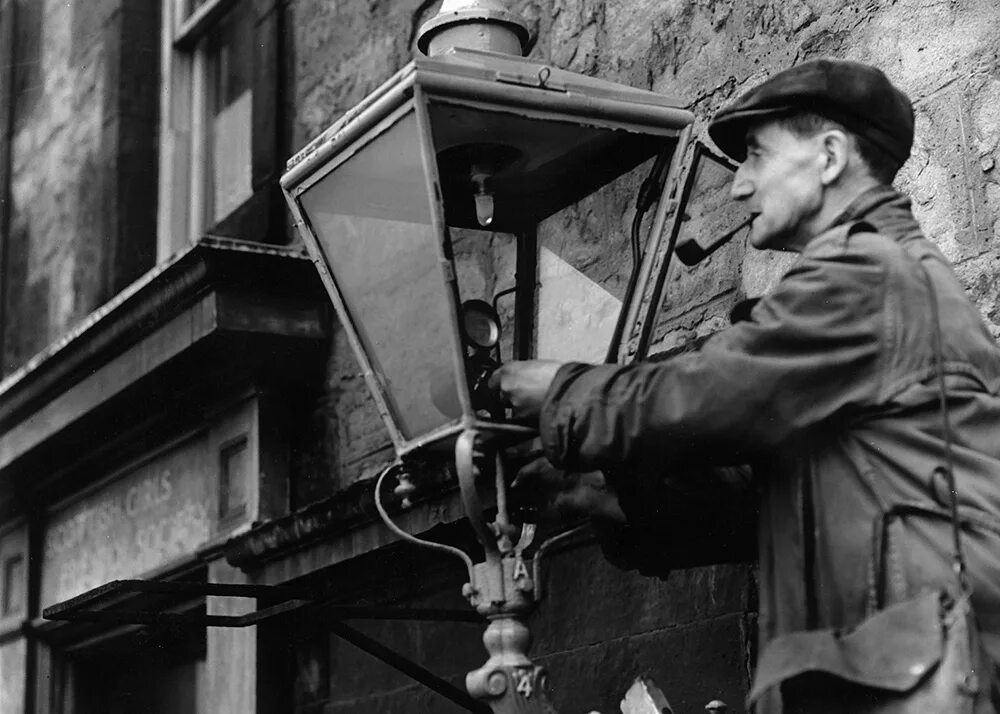 Виктор кирисюк брест. Брест ул советская фонарщик зажигает фонари. "фонарщик", пауль фишер. Фонарь профессия как называется. Брест ул советская фонарщик зажигает фонари.