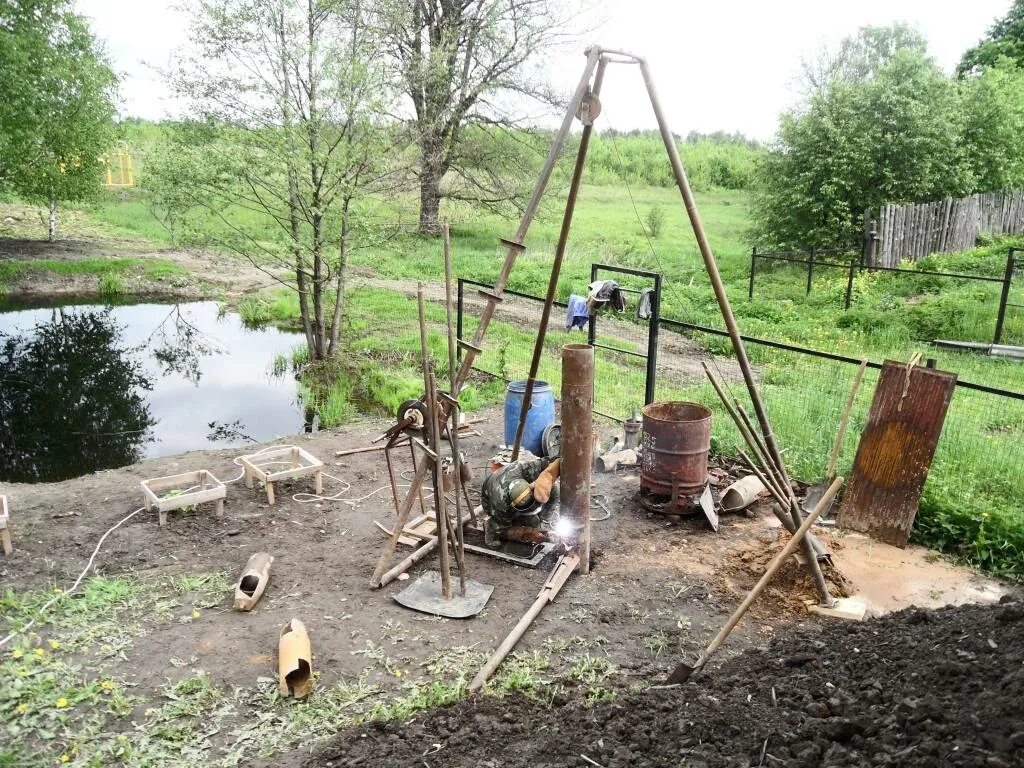 Где сделать колодец. Скважина на участке. Скважина на воду. Скважина на воду на даче. Бурение скважины на даче.