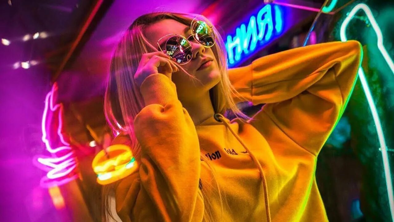 Танцующая девушка на танцполе. Красивая девушка танцует. Танцы девушек. Разрывай танцпол. Песня танцпол манит меня.