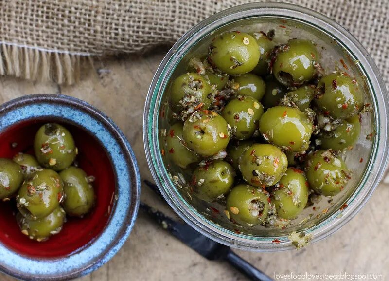 Мариновать маслины. Маринованные оливки. Маринованные маслины. Оливки в домашнем маринаде. Оливки и маслины маринованные.