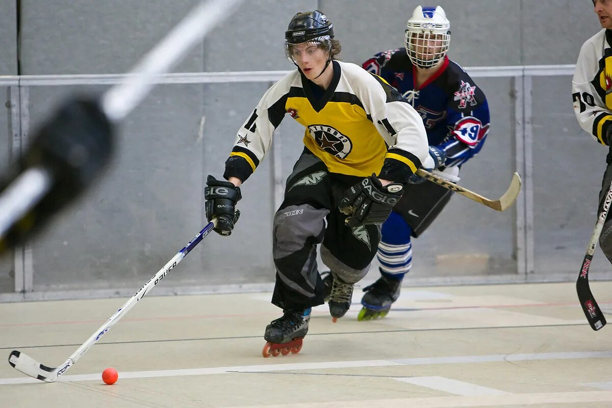 Hockey with is. Roller in-line hockey. инлайн хоккей. роллер хоккей. роликовые коньки для хоккея.