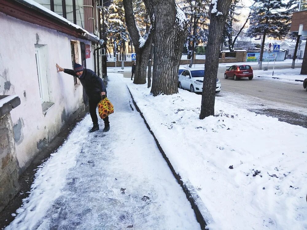 Алиса снег есть. Снег в кисловодске. снег в декабре. снег в дербенте. с первомайским снегом.