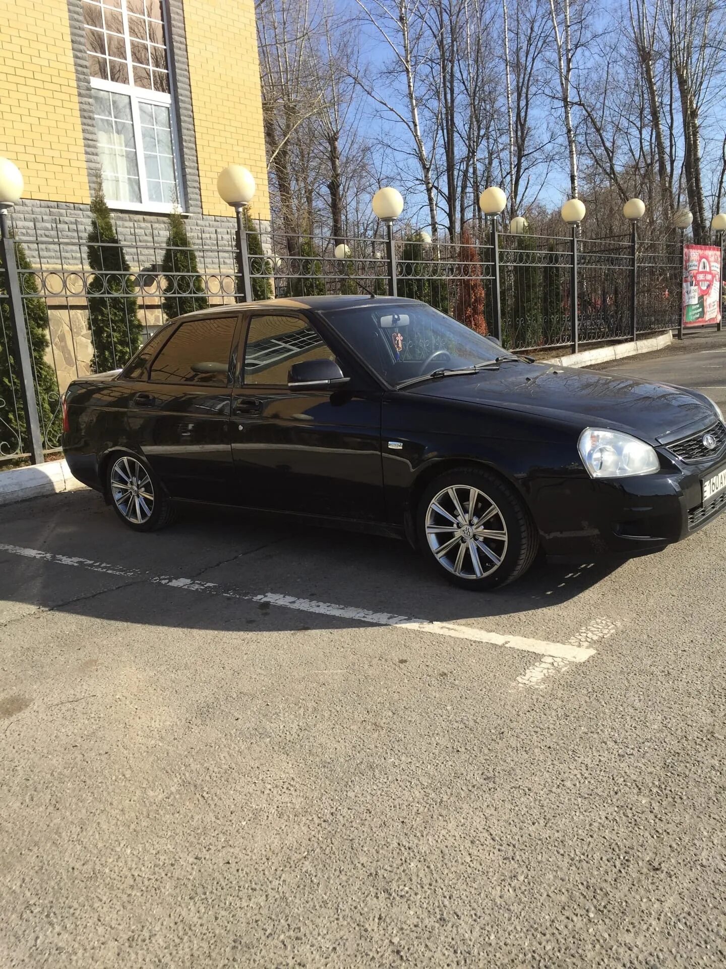 Р 16 на приору. Приора черная седан р16. Р 16 на приору. Лада приора диски r16. Диски pdw r16 приора белая.