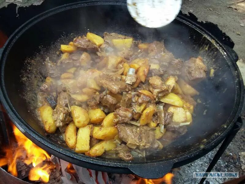 Как тушить картошку в казане. Жаркое в казане с картошкой на костре. Картошка с мясом в казане. Жаркое с мясом в казане. Картошка с мясом в казане на костре с овощами.