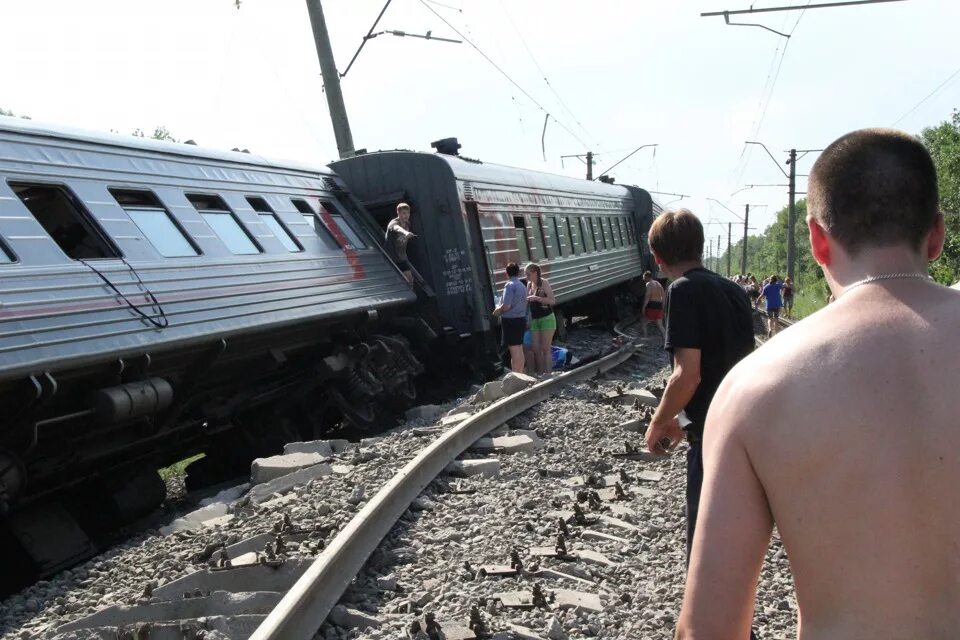 Поезд мурманск адлер. Расстреляли поезд волгоград адлер новости. Мурманск-адлер поезд отравление. Столкновение поездов адлер новосибирск. Эп1м 591.