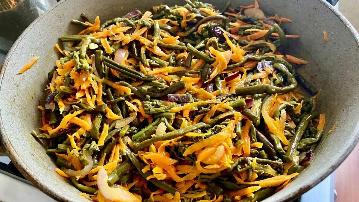Папоротник с мясом рецепты приготовления в сковороде. Папоротник орляк по корейски. папоротник орляк соленый. папоротник орляк приготовление. папоротник орляк блюда.