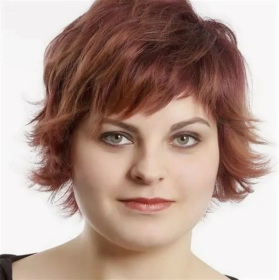 27 Lovely Hairstyles for Round Faces (2020 Update)