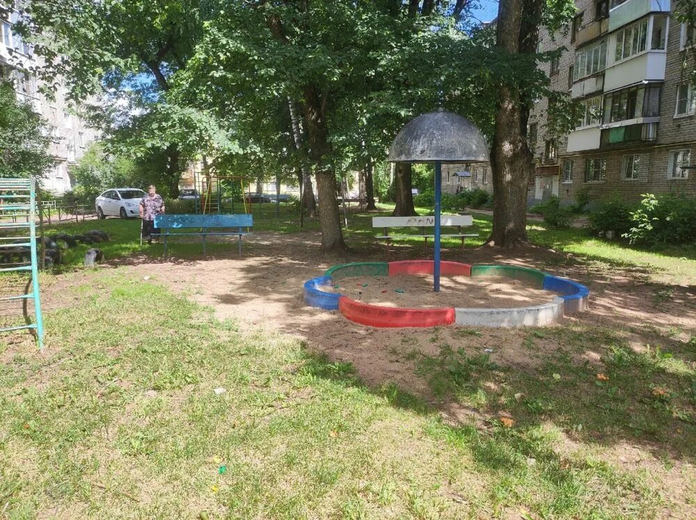 Детские площадки. Детская игровая площадка во дворе. Детская площадка во дворе зимой. Типичные детские площадки. Типичные детские площадки.