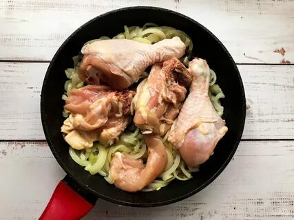 Голень куриная тушеная с овощами
