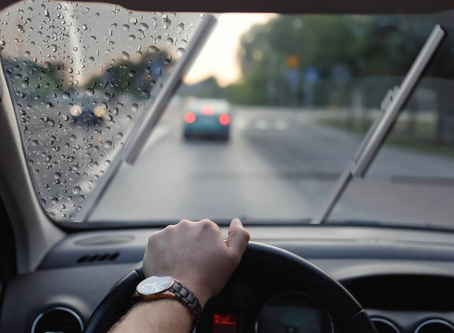 Driver rain. Дождь в лобовое стекло. Дождь через лобовое стекло скорость. Через лобовое стекло грузовик. Car Front Windshield Parasol.