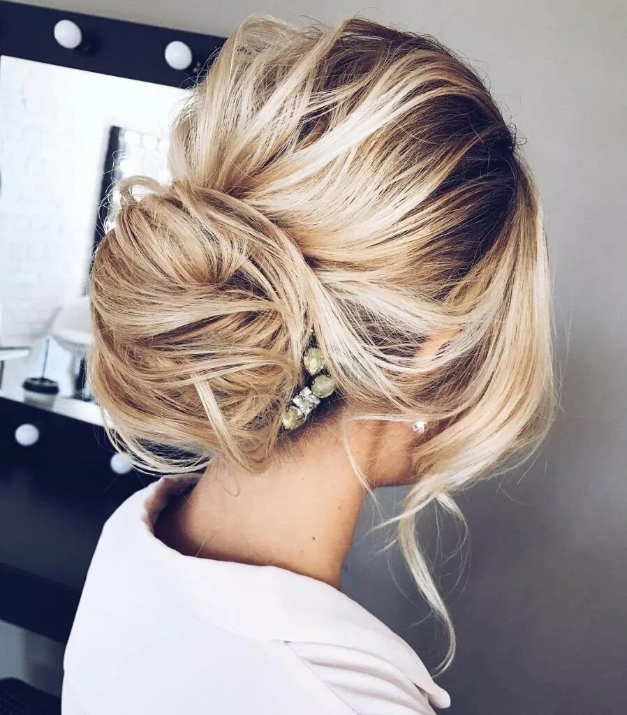 Небрежный пучок на средние волосы. Небрежная прическа на свадьбу. Прическа собранные локоны. Небрежный пучок на свадьбу. Небрежно собранные волосы.