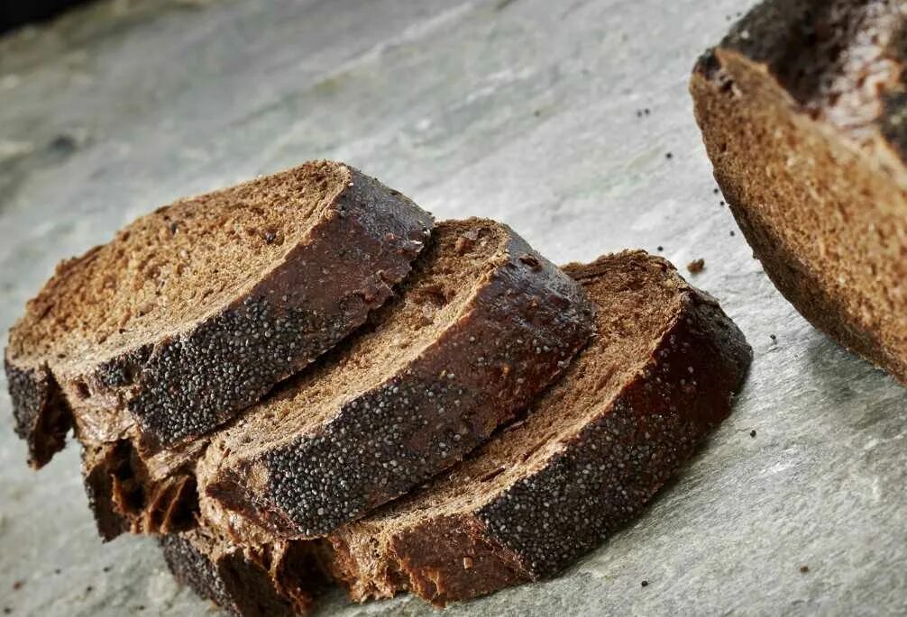 Черный хлеб. Черный и белый хлеб. Черный хлеб с добавками. Черный хлеб классический.
