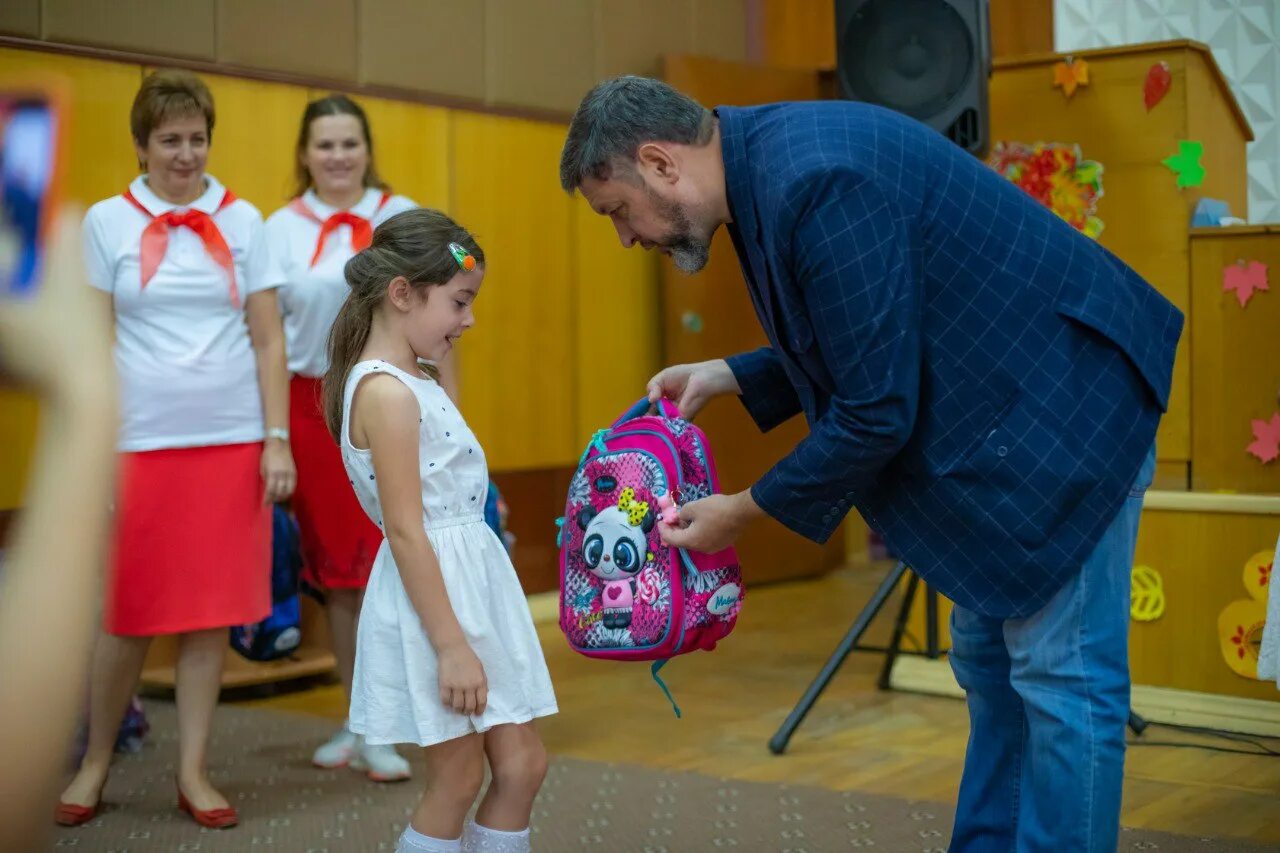 Родители первоклашек. Первоклассники. Фотографии первоклассников. Фотосессия первоклашка с родителями. Дети 31 августа