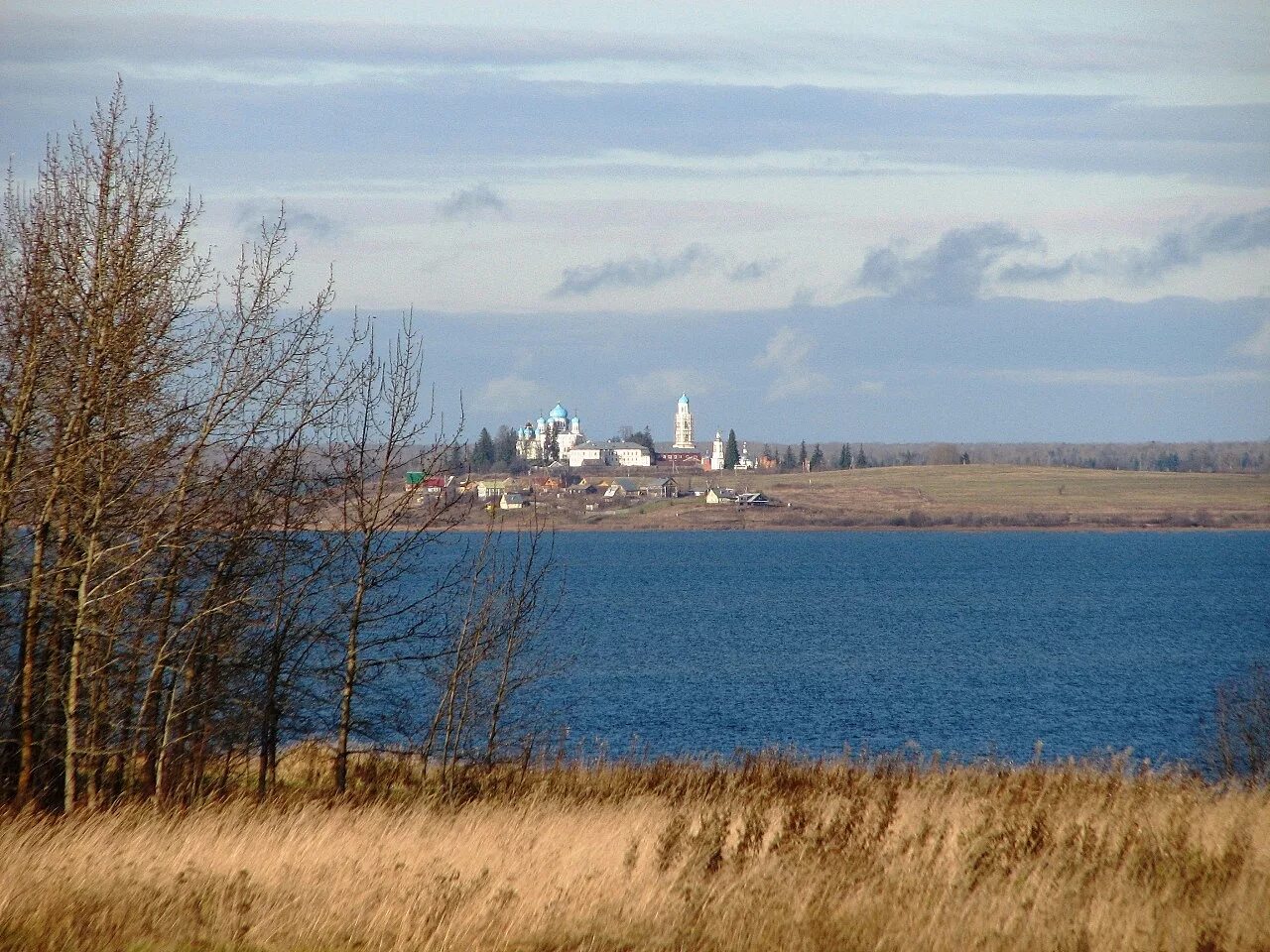 монастыря близ чухломского озера. чухлома костромская область озеро. озеро в чухломе костромской. чухломское озеро. чухломское озеро в костромской области.