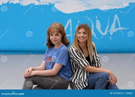 Giffoni Valle Piana, Sa, Италия - 22-ое июля 2018: Сара и Marti