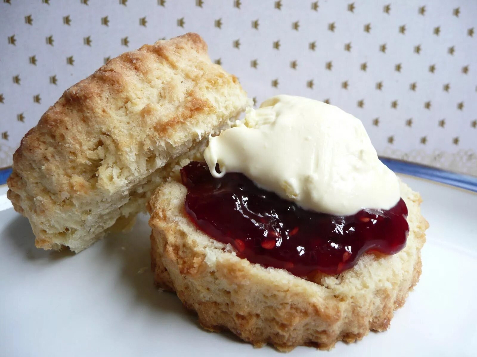 Scones рецепт. Scones перевод. British afternoon scones. Scone. Английские булочки.