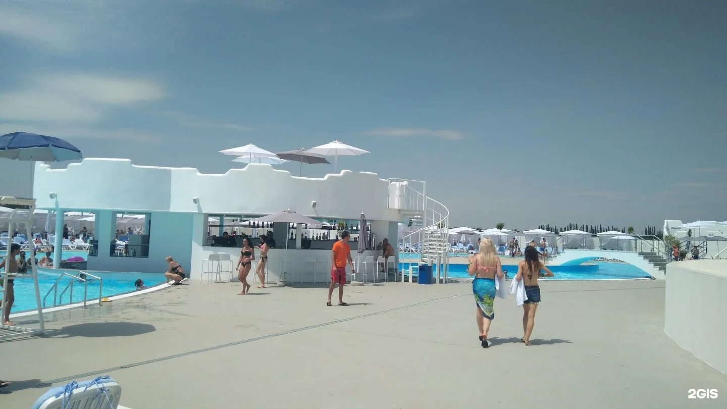 Краснодар санторини бассейн. Санторини летняя резиденция краснодар. Краснодар 3-я трудовая улица 1б летняя резиденция santorini. Краснодар 3 я трудовая улица 1б santorini. Резиденция бассейнов краснодар.