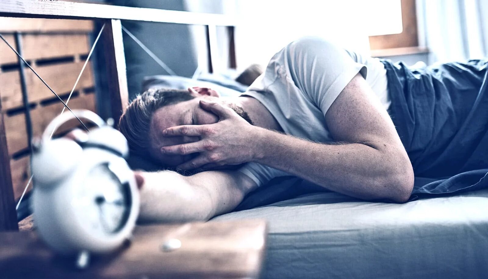 Сон мужчина. Have a bad sleep. Девушка страдает. Плохой сон. Время сна.