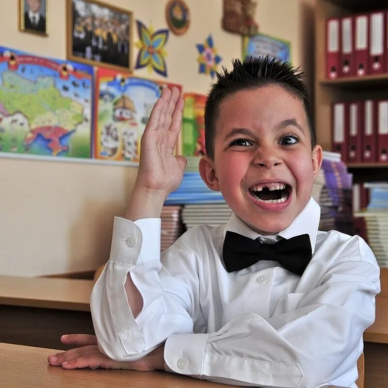 веселые школьники. крутые идеи для школьной фотосессии. интересные идеи для школьного альбома. преподавание в начальных классах. фотосессия в классе.