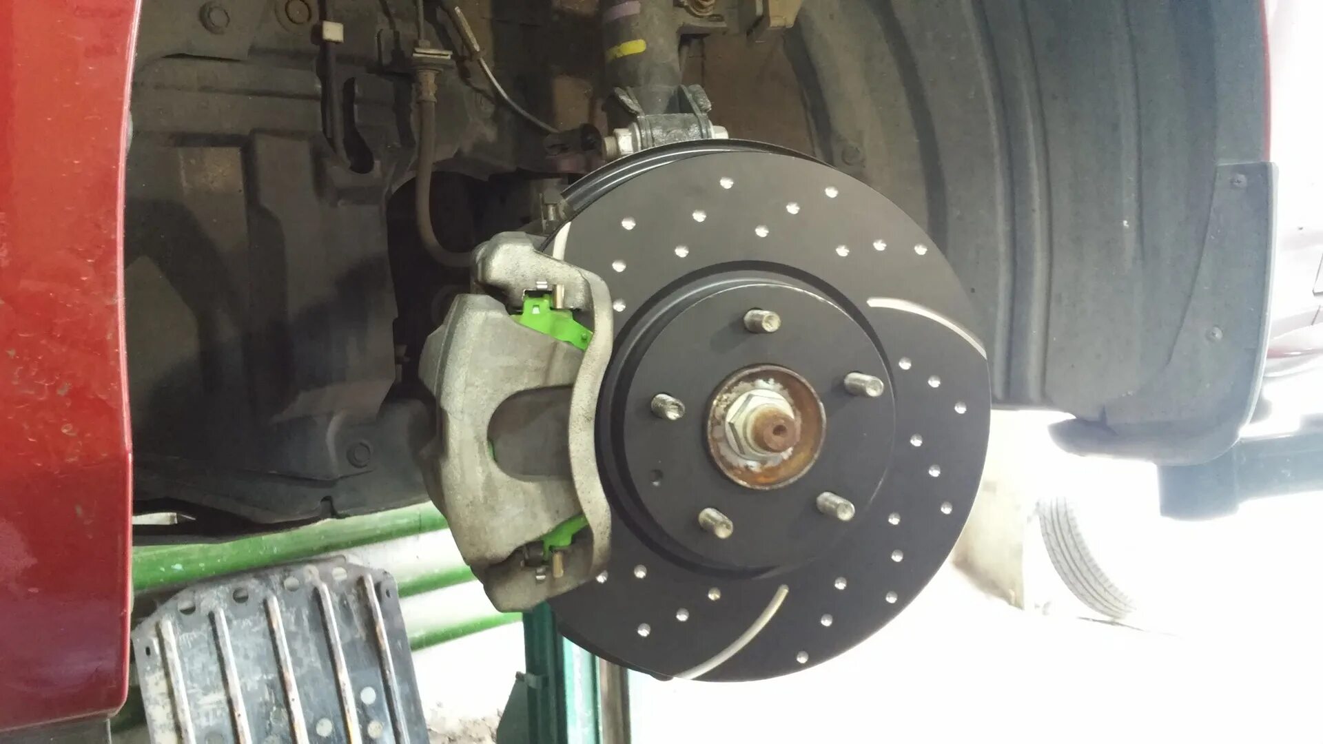 Тормозной диск мазда 6 2014. Тормозные диски и колодки мазда. Тормозные диски kia k5. Диски тормозные на мазду 3 2008. Задние и передние дисковые тормоза мазда.