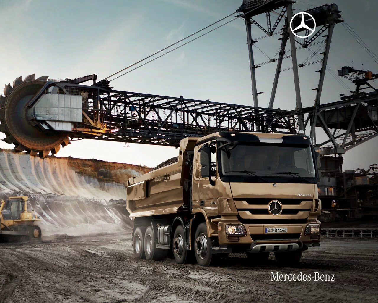 Татра тонар. Автопарк спецтехники. Машина газ россети. Грузовик на английском. Камаз маз урал.