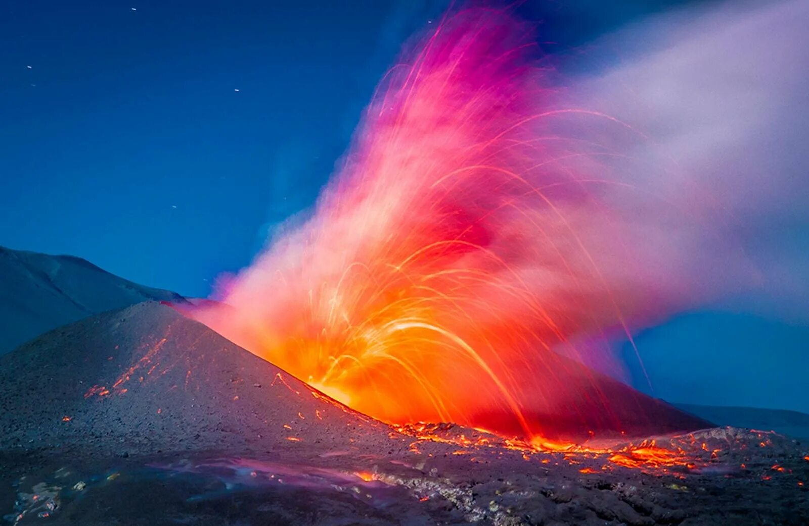 Необычные физические явления. Франциско Негрони вулкан. Франциско Негрони гроза вулкан. Извержение вулкана Арарат. Вулкан Пуйеуэ Чили.