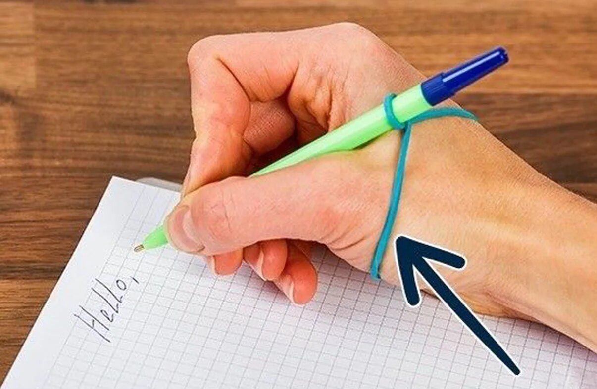 Как правильно учить. Как правильно держать ручку. Как научить ребенка правильно держать ручку. Держать ручку с помощью резинки. Научить ребенка держать ручку.