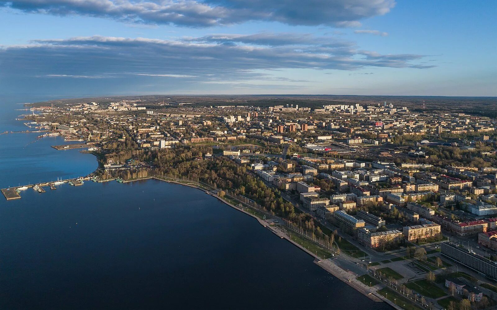 Карелия город Петрозаводск. Республика Карелия столица Петрозаводск. Карелия Петрозаводск набережная. Петрозаводск виды города.