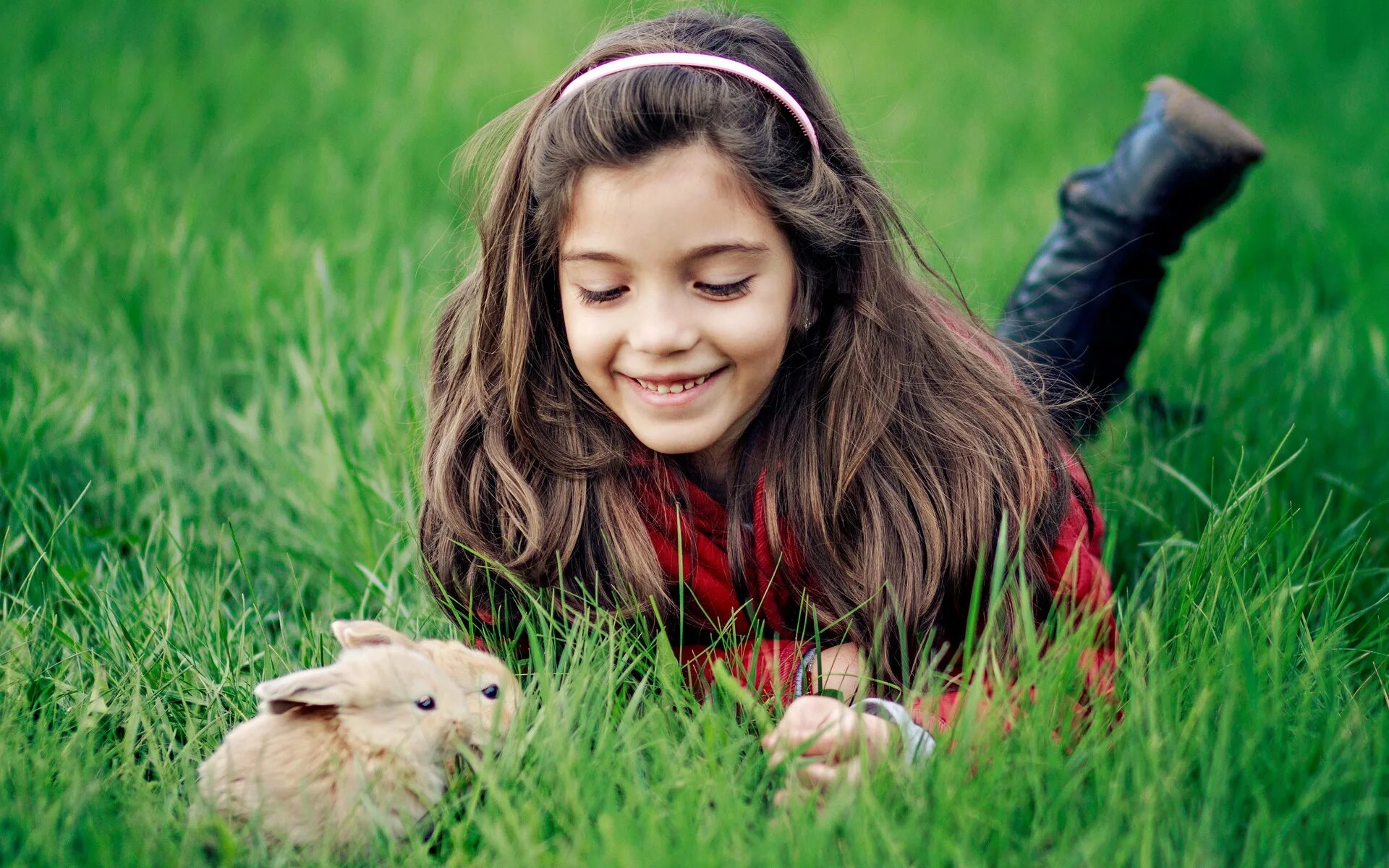 Little brunette. Девочка с кроликом. Девочка с кроликом фото. Модные дети на траве. Девушка с кроликом на природе.