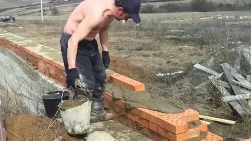 Как выровнять фундамент кирпичом. Цоколь из кирпича на ленточный фундамент. выравнивание цоколя фундамента. выравнивание кирпичного фундамента. выровнять фундамент кирпичом.