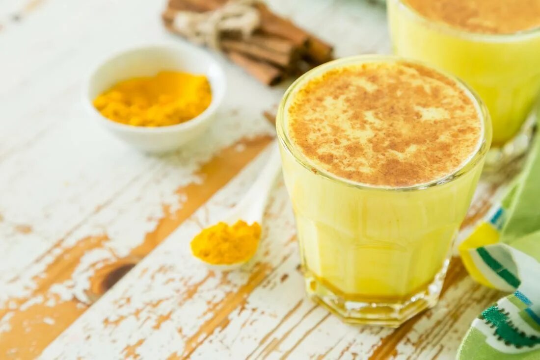 Золотое молоко. Молоко с куркумой. Золотое молоко с куркумой. Куркума напиток с молоком. Молоко с куркумой и медом.