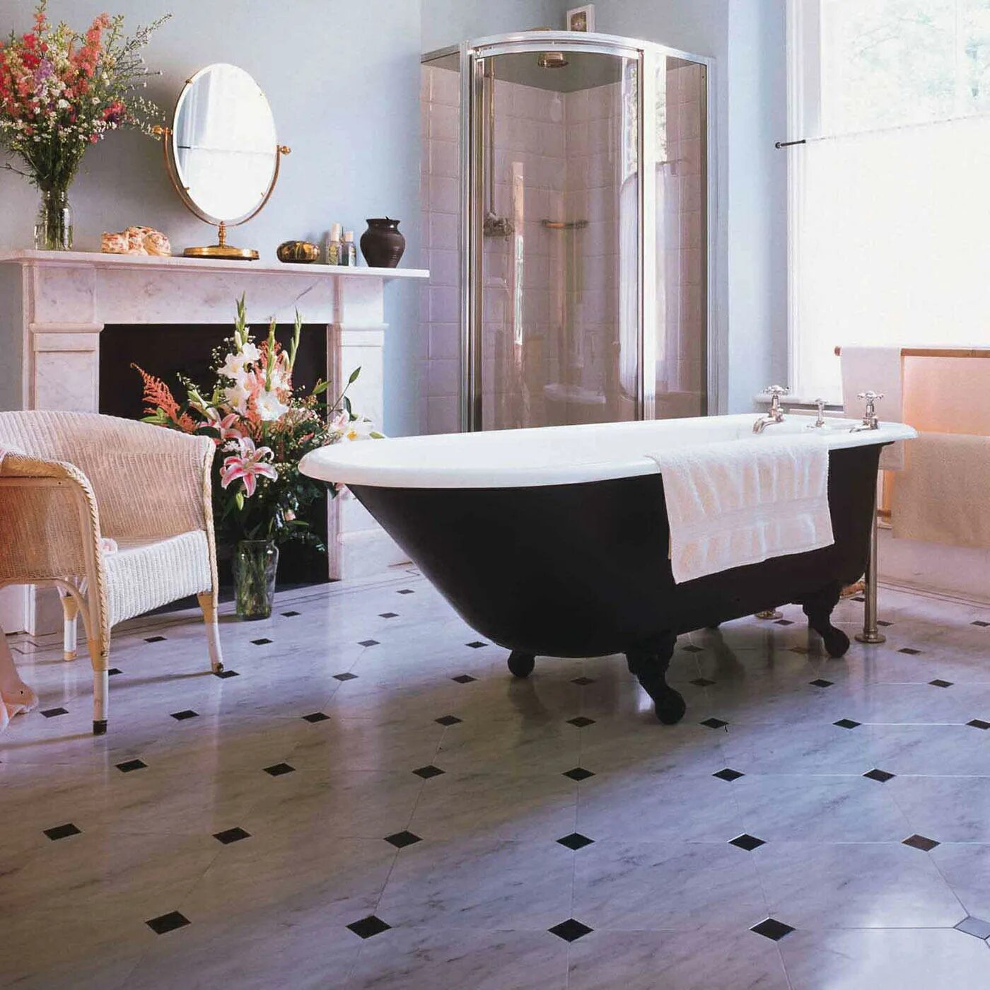 Линолеум под мраморную плитку. Линолеум под мрамор в интерьере. Линолеум под мраморную плитку. Глянцевый линолеум. Ламинат quick step arte uf1400 мраморная плитка.