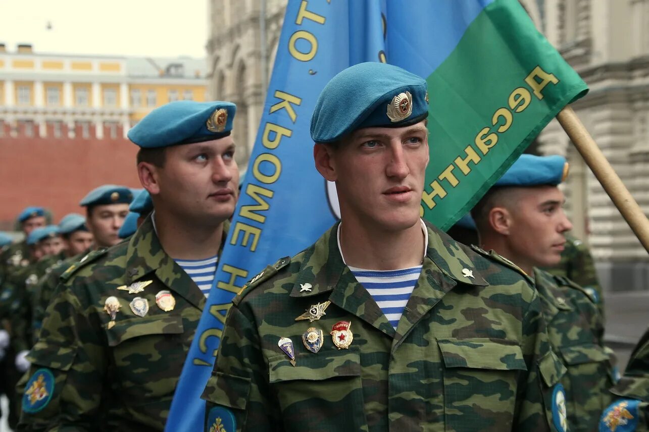 Голубые десантники. ВДВ спецназ ВДВ - голубые береты. Берет Маргелова ВДВ. Берет спецназа. Форма спецназа ВДВ.