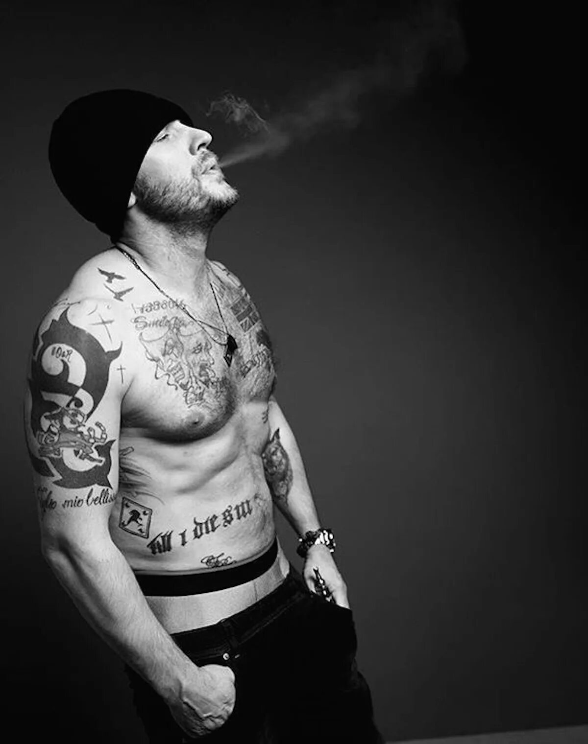 Харди телефон. Tom Hardy. Татуировки Тома Харди. Том Харди фото. Дэмиэн Харди.