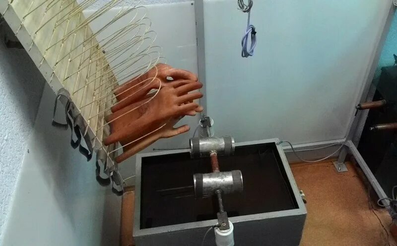 Испытание диэлектрических перчаток. Стенд для испытания перчаток диэлектрических. Ванна для испытания диэлектрических перчаток. Стенд высоковольтный испытательный для диэлектрических перчаток. Сушилка для диэлектрических перчаток.
