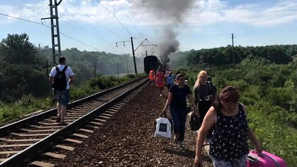 Краснодар нижневартовск поезд. Столкновение поезда Адлер Нижневартовск. Катастрофа поезда Москва Сочи. Происшествие в Сочи с поездом. Последний вагон в составе.