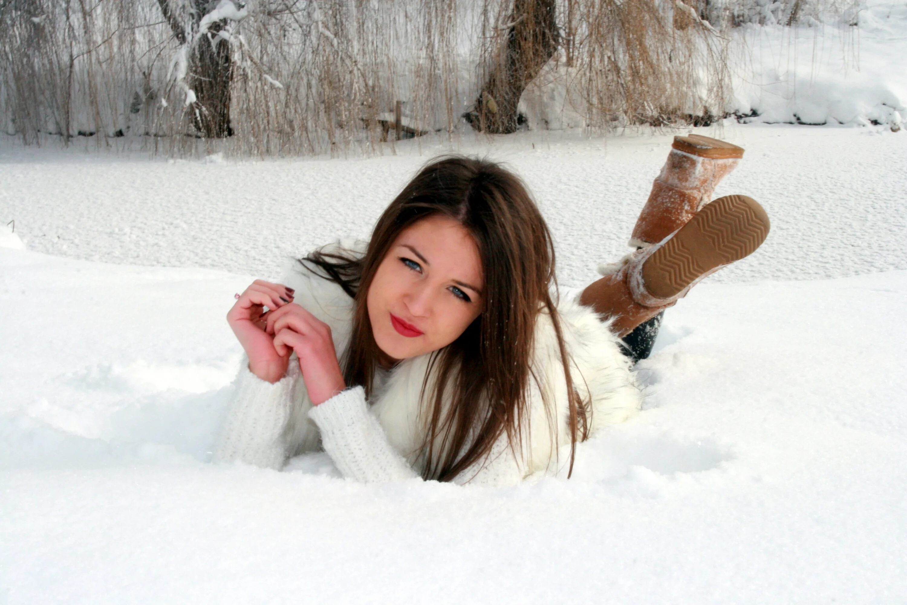 Зимой где сидели. Девушка в снегу. Зимние фотосессии девушек. Девушка зимой. Девушка в сугробе.