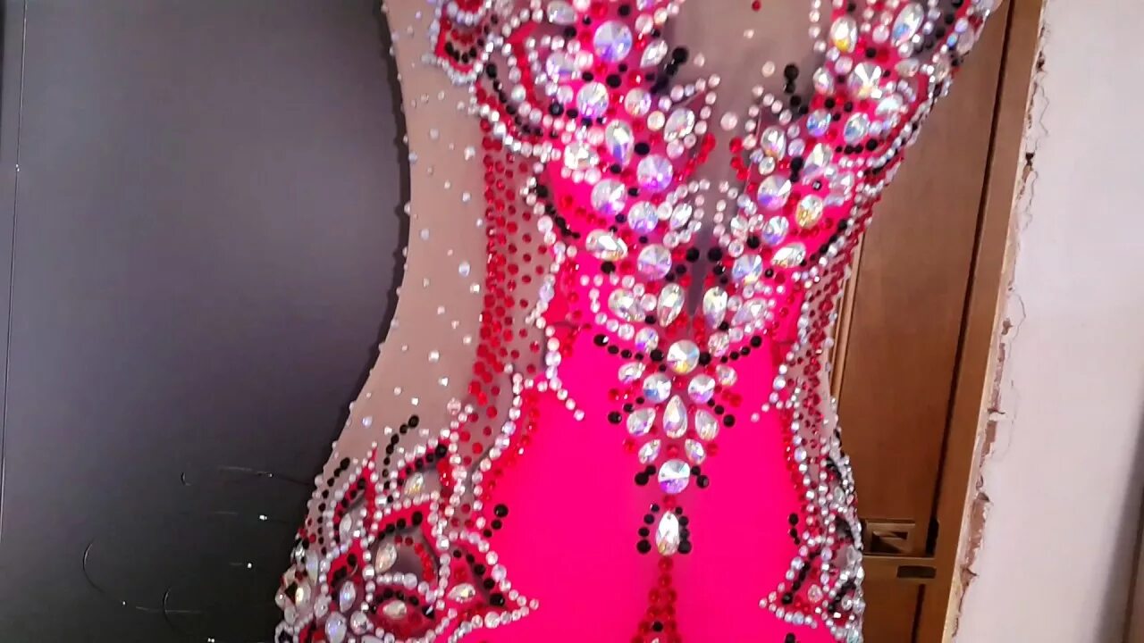 Украшение купальника стразами. Купальники по художественной гимнастике. Шавина купальники для художественной. Как клеить стразы на купальник. Как клеить стразы на купальник.