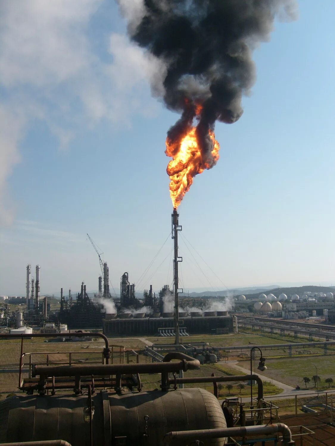 Нефтезавод омск факел. Факел нпз. Капотня завод факел. Сызрань нефтеперерабатывающий завод. Факел нпз.