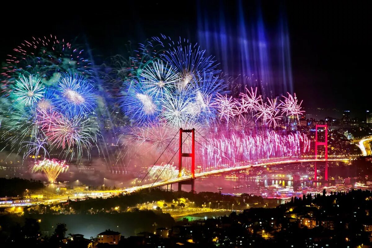 Turkey new. Салют в Стамбуле на НГ. Новогодний салют в Стамбуле 2022. Стамбул новогодний Босфор. Новогодний фейерверк в Стамбуле.
