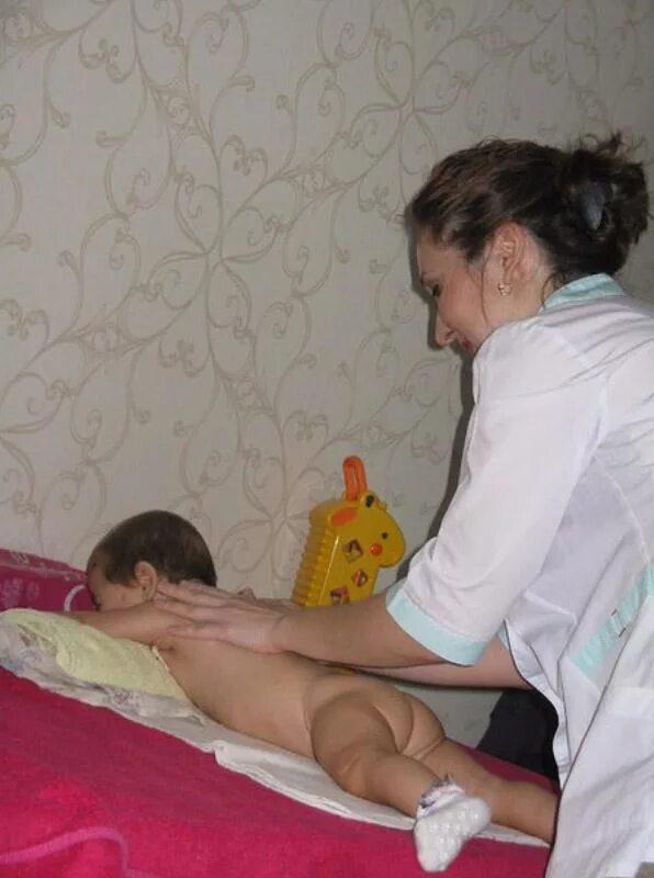 Массаж девочки 12. Массаж детям. детский массаж ягодиц. детский массаж ягодиц детям. лечебный массаж для детей.