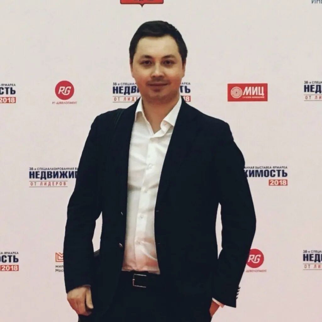 Московский риэлтор. Лучшие риэлторы москвы. Переезд в сша из россии. Презентация агентства недвижимости. Картинка на аву для риэлтора.