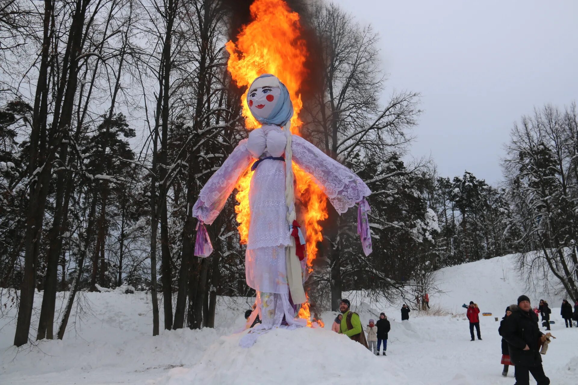Масленица в усадьбе захарово. Масленица в звенигороде. Масленица в звенигороде. Снежные городки на масленицу. Масленица в москве.