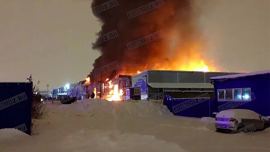 Пожар на Салова СПБ. В Санкт-Петербурге загорелся склад. Пожар в Санкт-Петербурге: горят склады. Пожар на Салова сегодня.