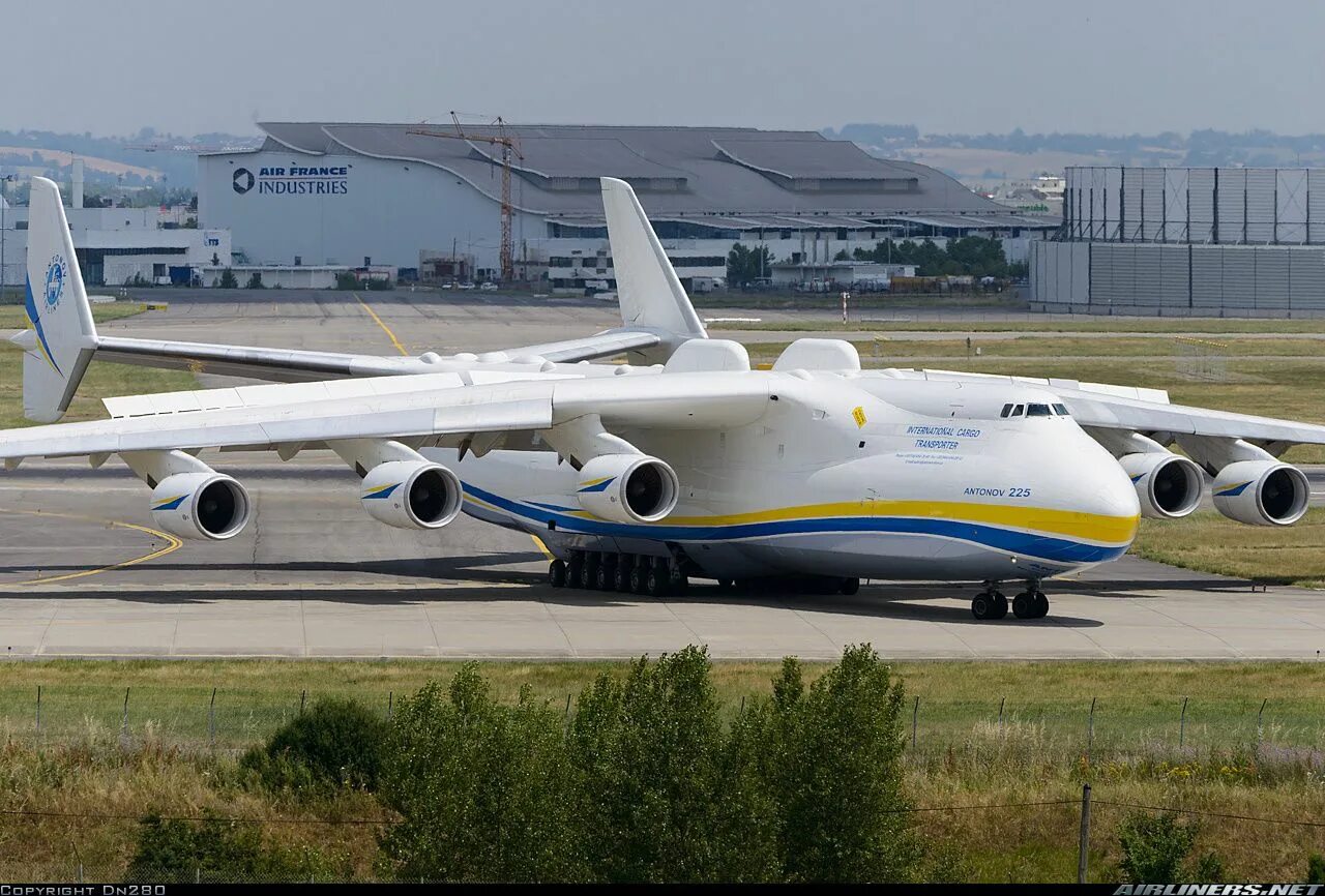 Ан 225 купить. АН-225 Мрия. Антонов Мрия АН-225. Самолет Мрия АН-225. Самолёт Антонов 225 Мрия.