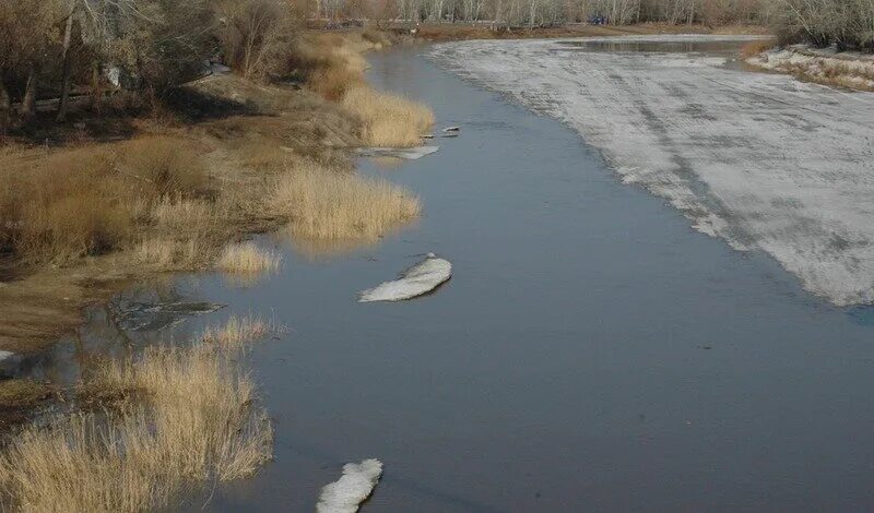 Какой уровень воды в урале сегодня. Река Урал в Оренбургской области. Ледоход Оренбург 2021. Уровень воды в реке Урал у Оренбурга. Оренбург подъем воды в река Урал.